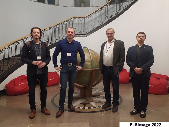 Krzysztof urek, Piotr Biesaga, Tomasz Kalicki i Pawe Przepira stojcy przed wielkim globusem w UW