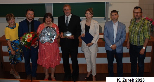 Prof. Ewa Nowak (z zegarem) wraz z pracownikami ZGG