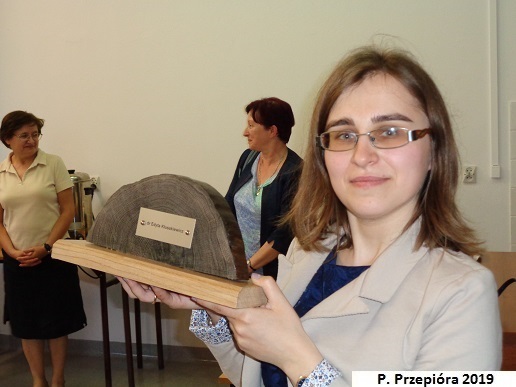 Edyta Kusakiewicz trzymajca tabliczk pamitkow