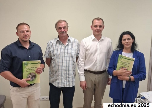 Autorzy ksiki z uczestnikami promocji