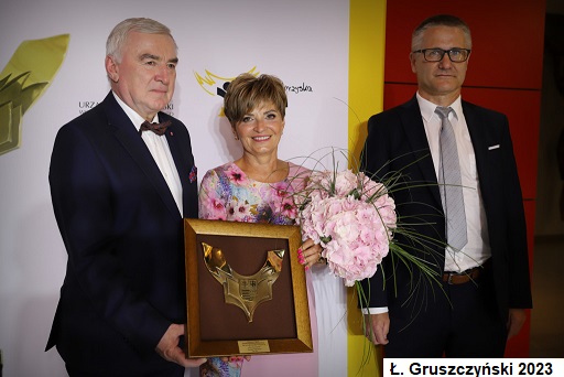 Prof. Anna Świercz wraz z nagrodą za cykl monografii