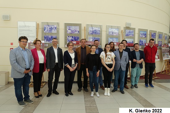 Representatives of the City and Commune of Kunów, UJK, PIG and co-creators of the Świślina Valley geoeducational path together with students of the UJK in a group photo in the exhibition