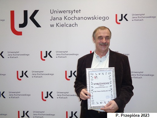 Tomasz Kalicki with a diploma